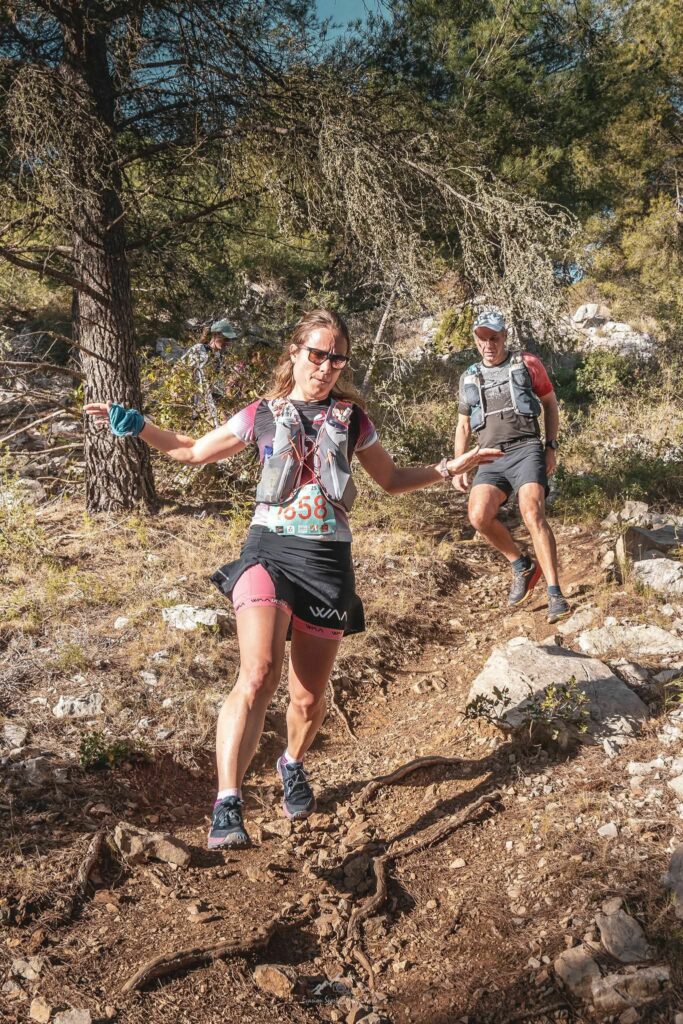 femme qui court lors d'une compétition de course à pieds trail running