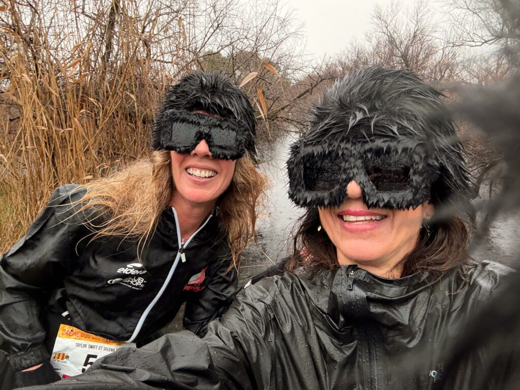 deux femmes déguisées en pop stars lors d'une compétition de course à pieds