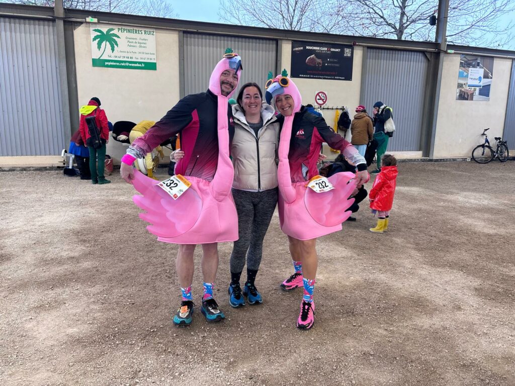 deux coureurs déguisés en flamants roses lors d'une compétition de course à pieds