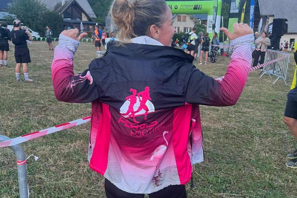 personne de dos qui montre la veste aux couleurs de Perols Footing