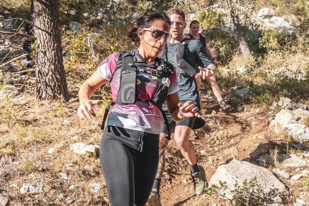 femme qui court lors d'une compétition de trail running en extérieur