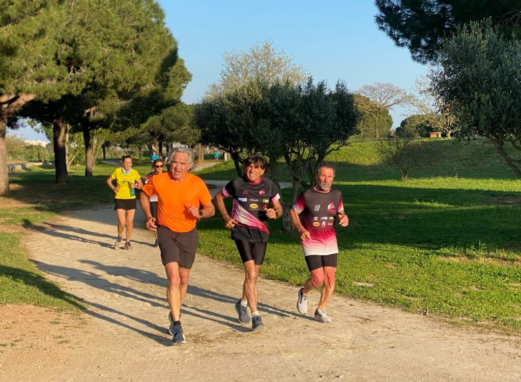 plusieurs personnes participent à un cours de course à pieds en extérieur