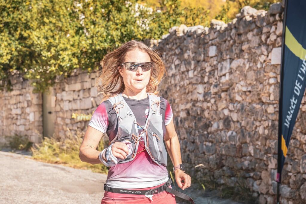 femme qui court lors d'un événement de course à pieds